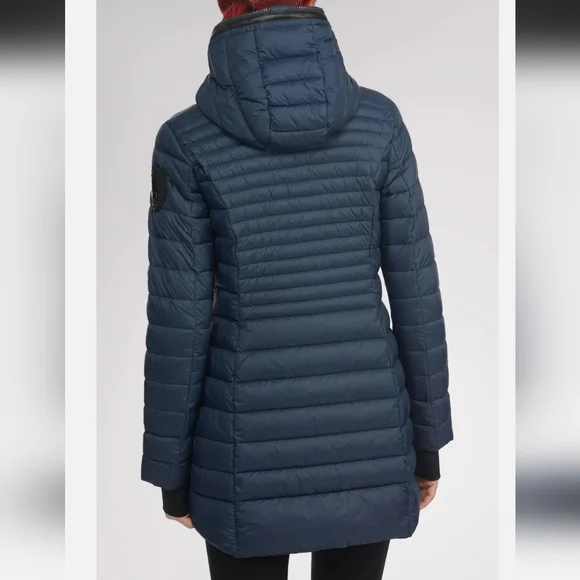 This Pajarjacket fox fur accent dack dawn size Xl.Nevy blue 💙. Like new